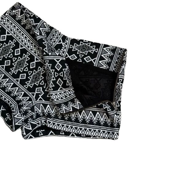 Billabong Black & White Textured Aztec Print High Waist Shorts Size Small - Picture 3 of 13